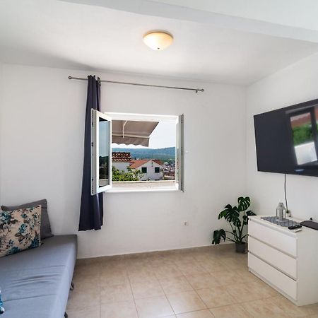 Sea-Views Brazza Apartments With Private Pool Milna  Exterior foto