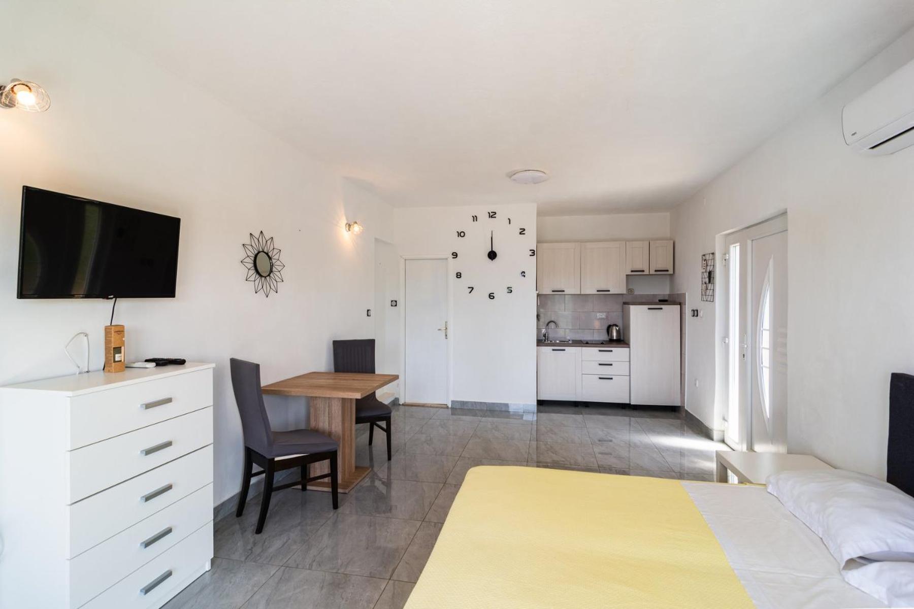Sea-Views Brazza Apartments With Private Pool Milna  Exterior foto
