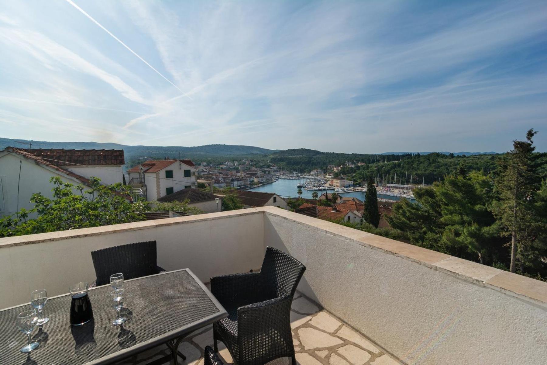 Sea-Views Brazza Apartments With Private Pool Milna  Exterior foto